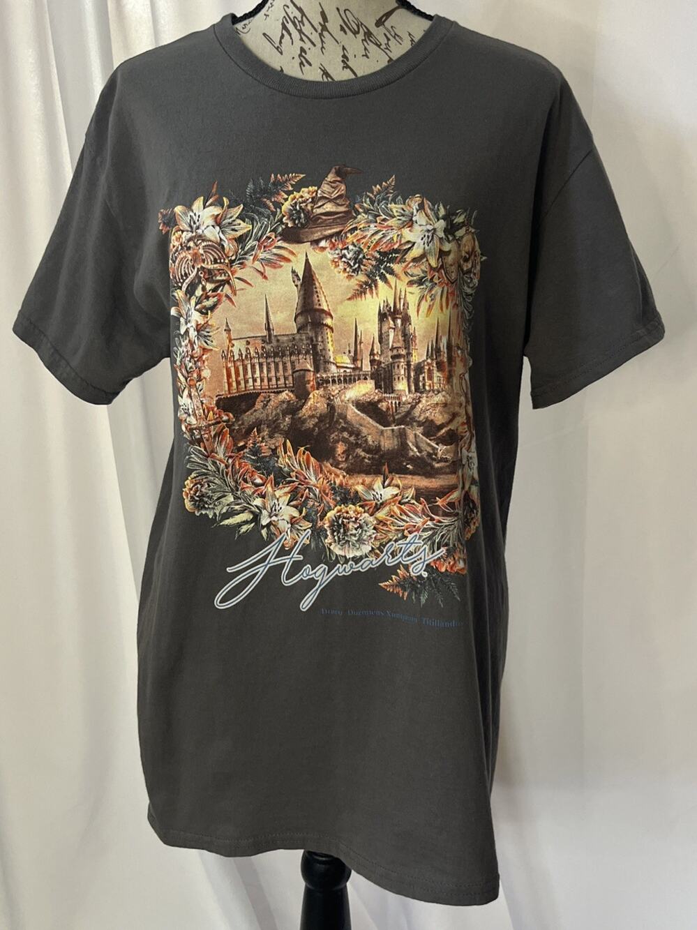 Harry Potter Hogwart’s Castle Floral Wreath T-Shirt Gray Unisex Medium